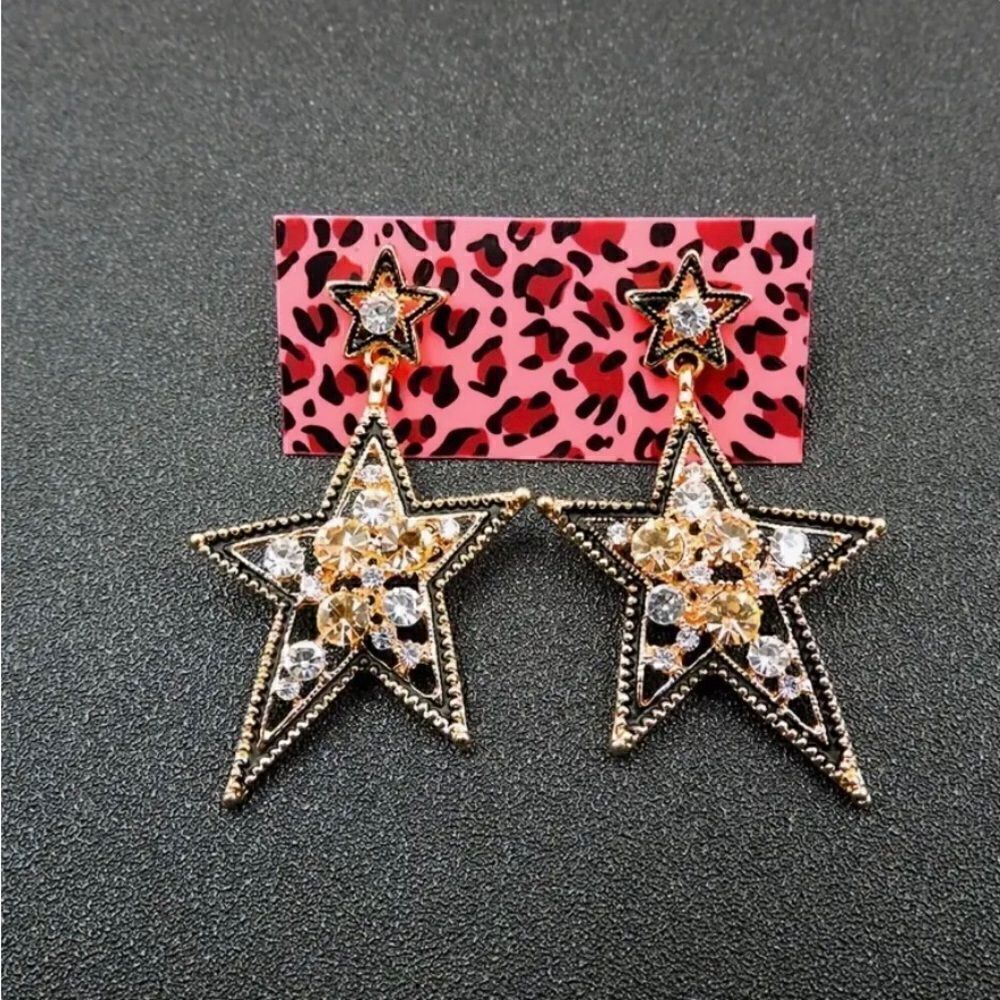 ⭐️ Betsey Johnson stunning crystal embellished star dangle earrings ⭐️